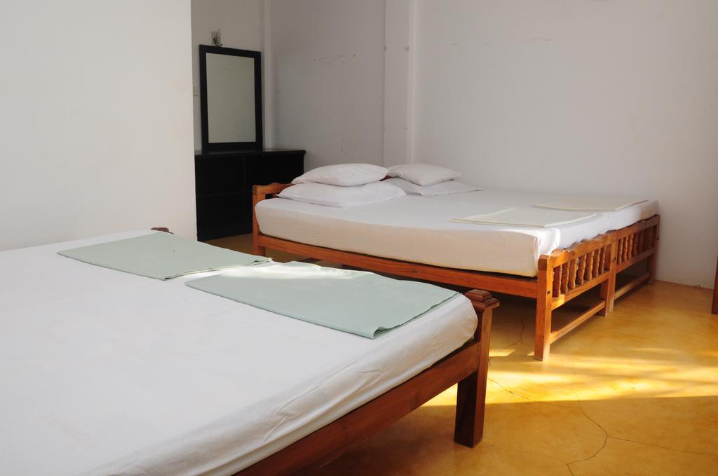 Traveller'S Home Hotel Tissamaharama Exterior photo