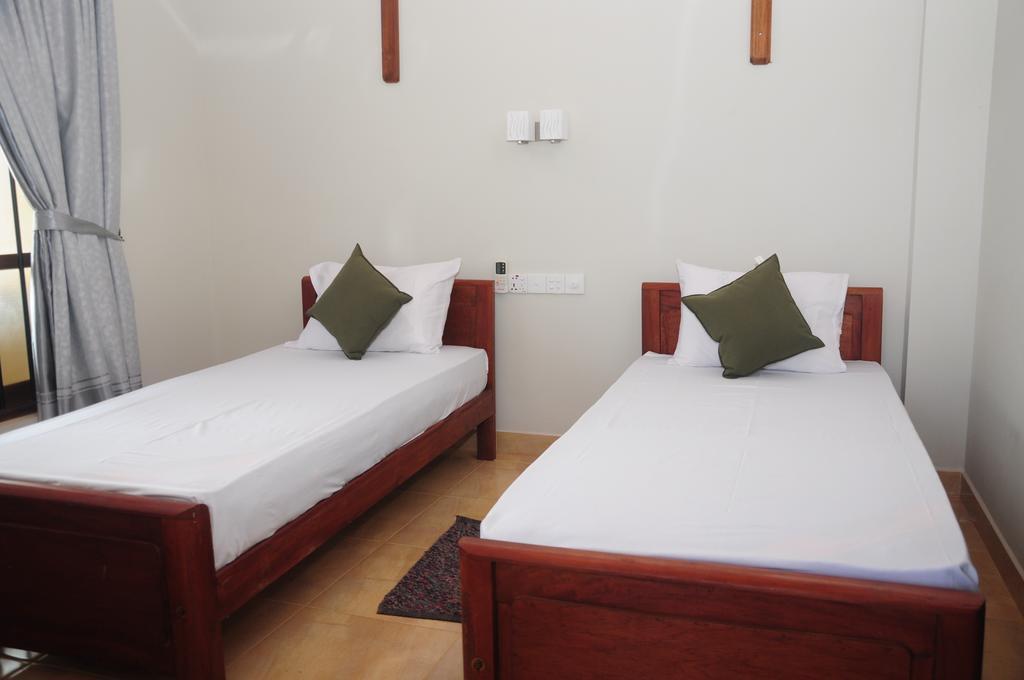 Traveller'S Home Hotel Tissamaharama Exterior photo
