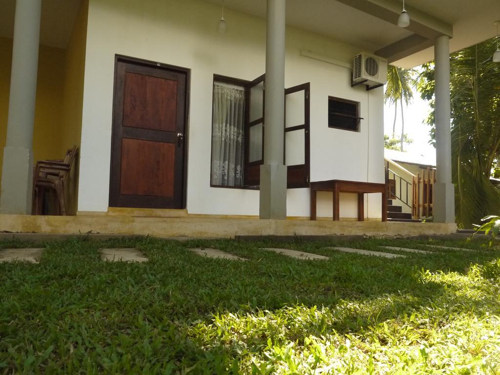 Traveller'S Home Hotel Tissamaharama Exterior photo