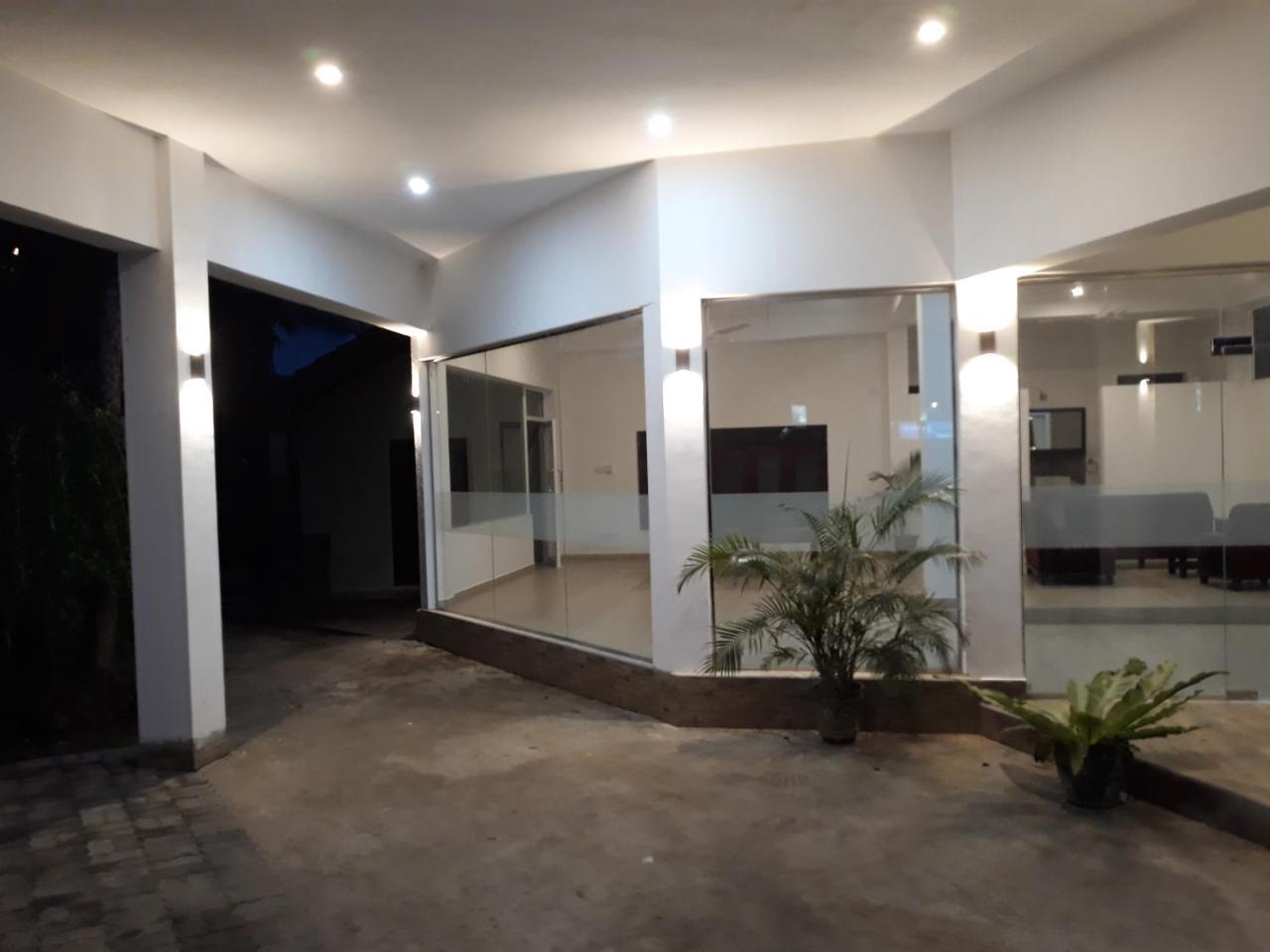 Traveller'S Home Hotel Tissamaharama Exterior photo